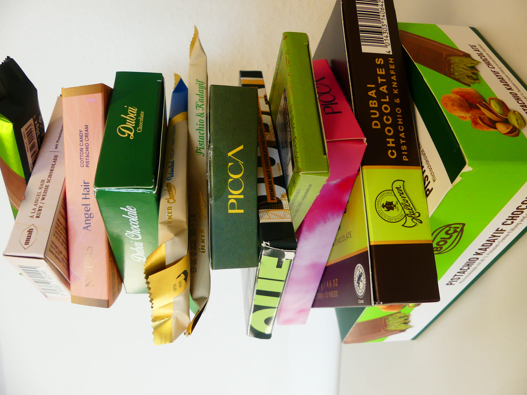 Stapel verschiedener Schokoladenverpackungen