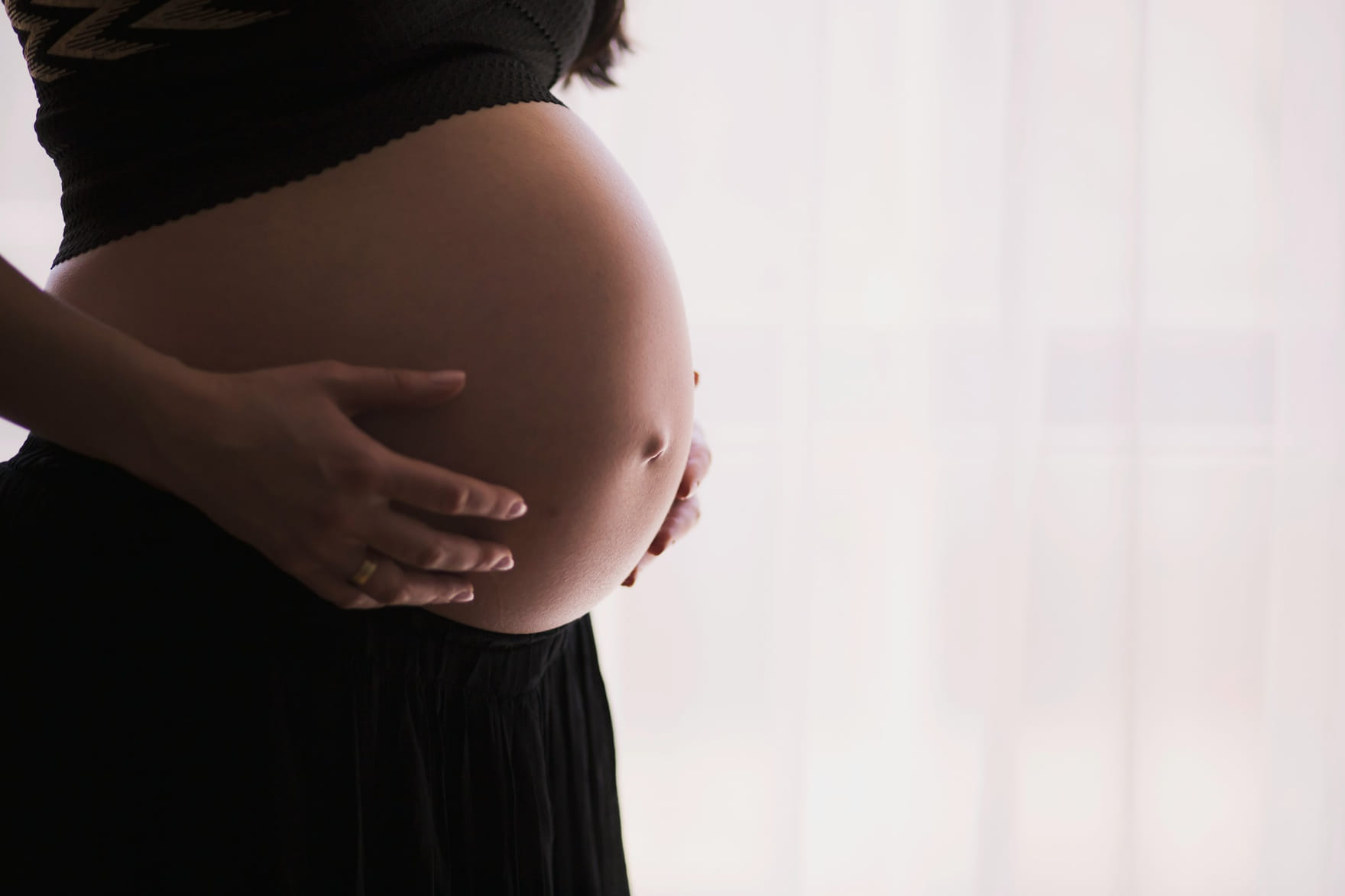 Bauch einer schwangeren Frau