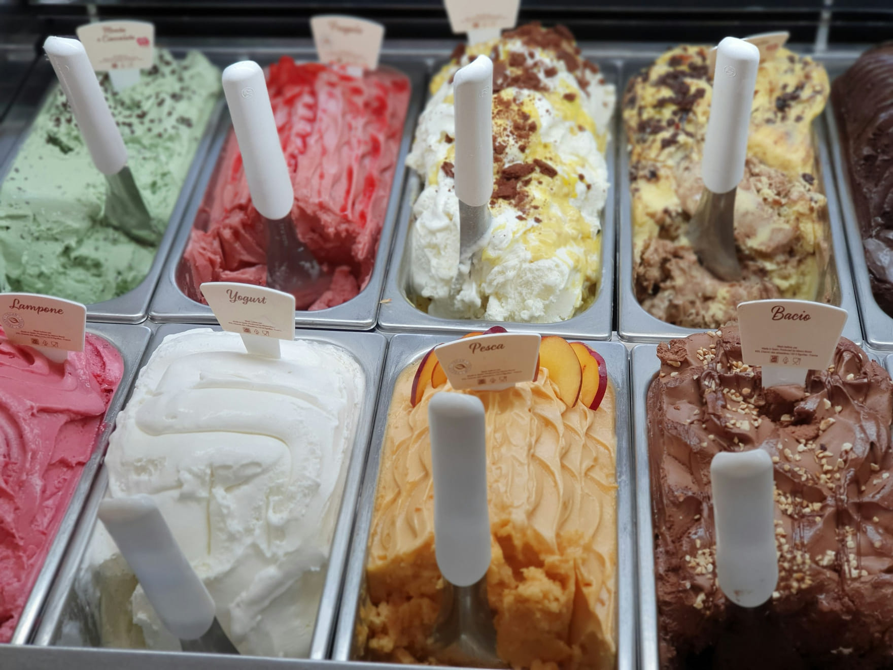 Verschiedene Sorten Speiseeis in einer Eistheke