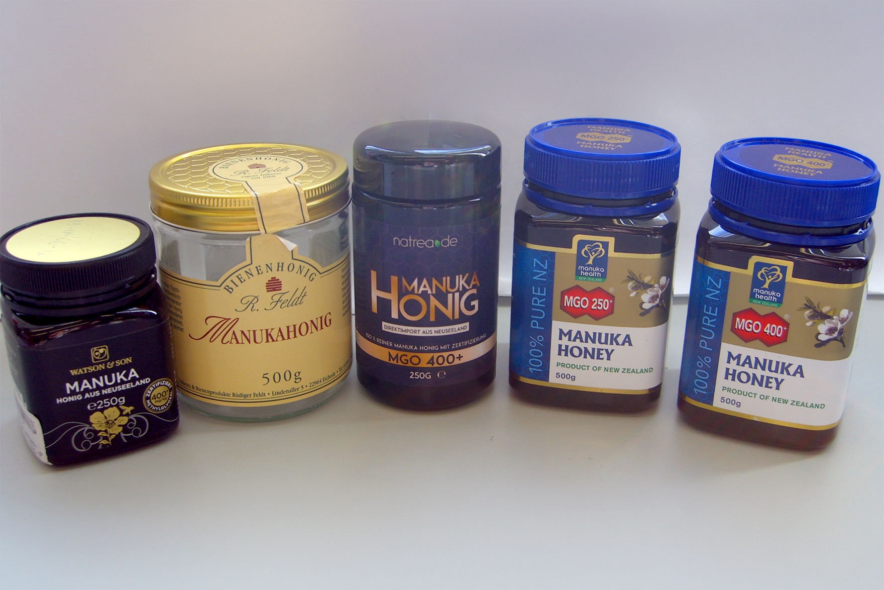 Gläser Manuka-Honig unterschiedlicher Marken