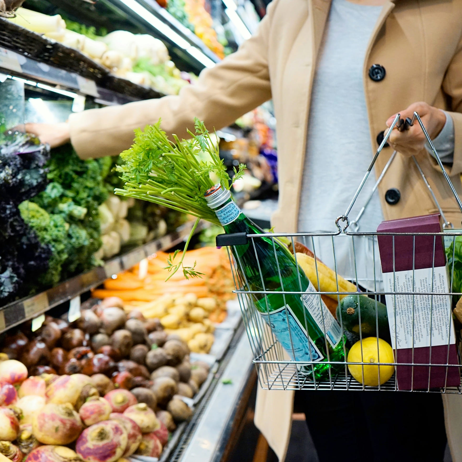 Person beim Einkauf von Gemüse im Supermarkt